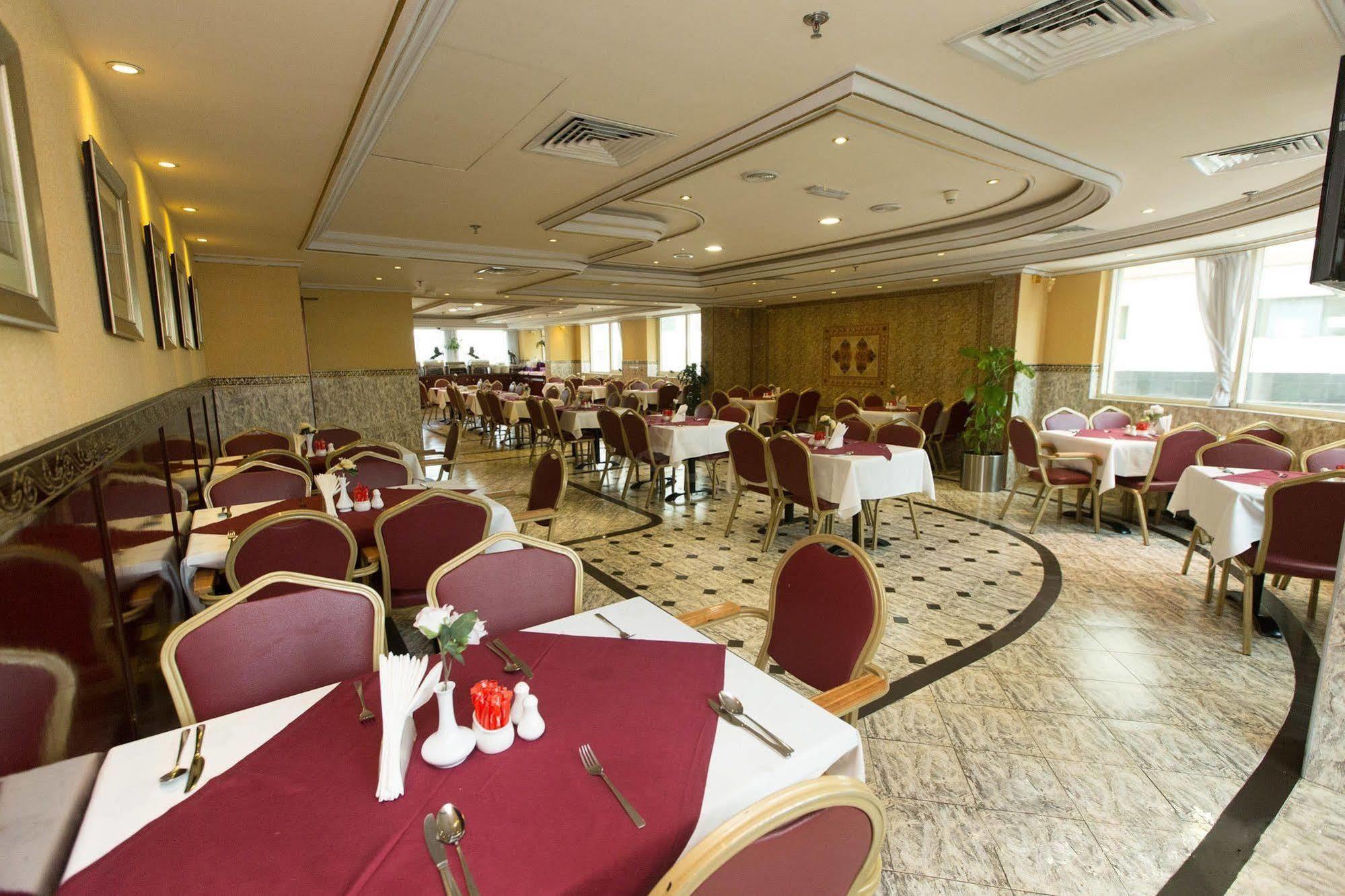 Comfort Inn Hotel Deira Дубай Ресторант снимка