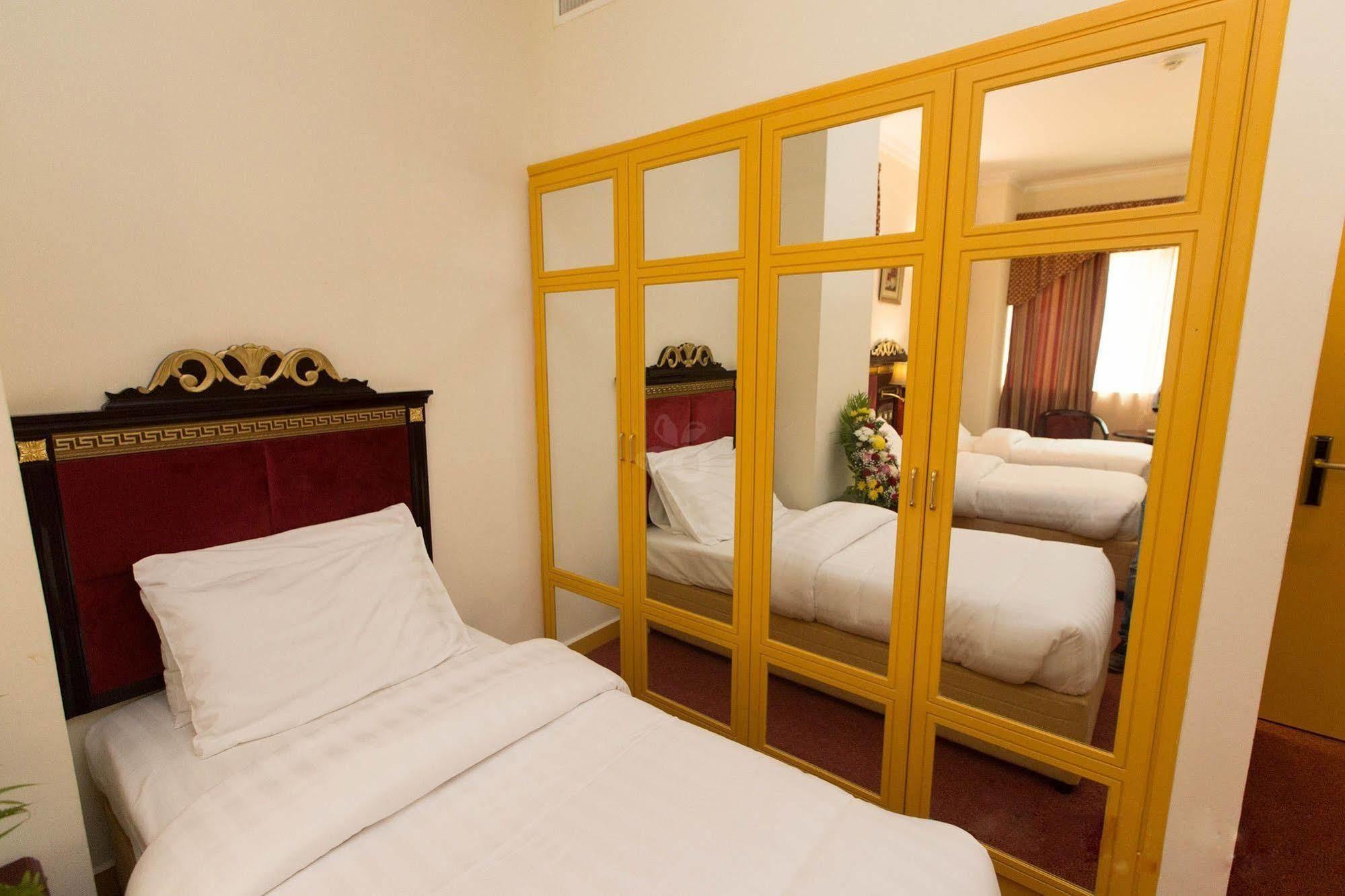 Comfort Inn Hotel Deira Дубай Екстериор снимка